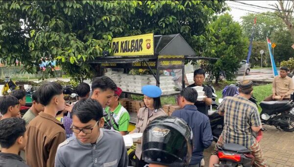 Polda Kalbar Bagikan Nasi Kotak di Masjid Islamiyah
