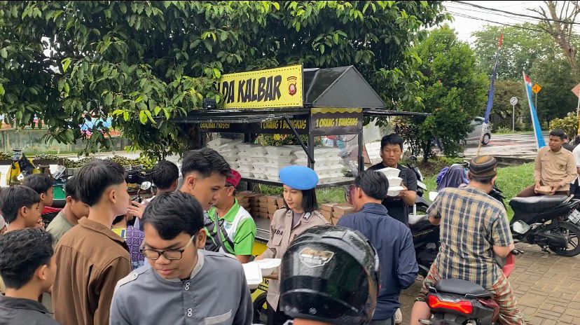 Polda Kalbar Bagikan Nasi Kotak di Masjid Islamiyah