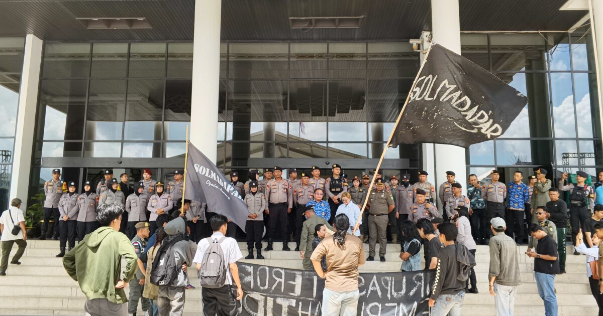 Solmadapar Demo di Kantor Gubernur Kalbar, Tuntut Keadilan Air Upas