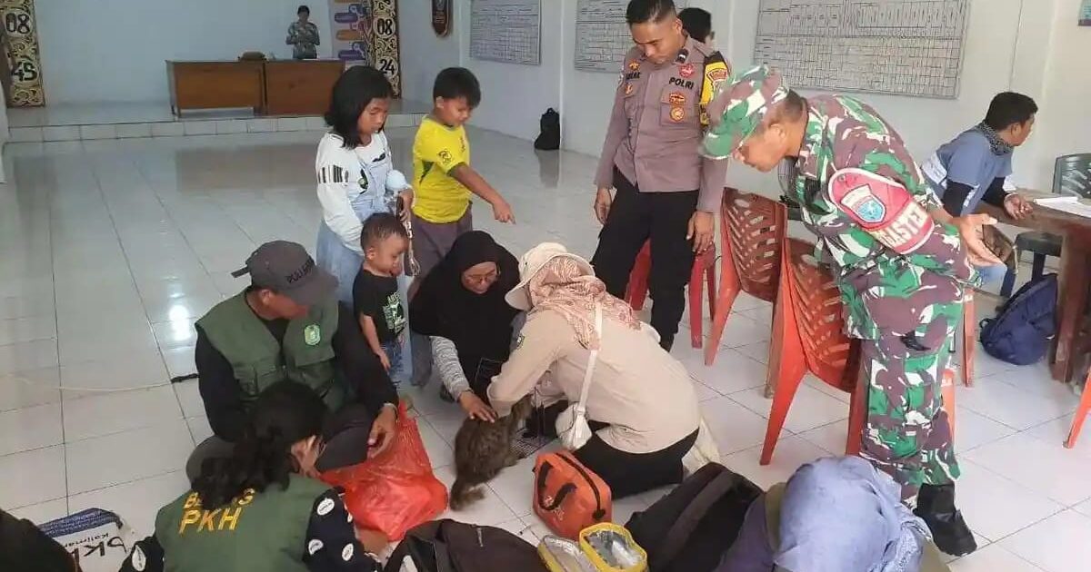 Vaksinasi Massal HPR di Entikong, Puluhan Anjing dan Kucing Divaksin