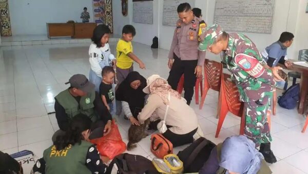 Vaksinasi Massal HPR di Entikong, Puluhan Anjing dan Kucing Divaksin