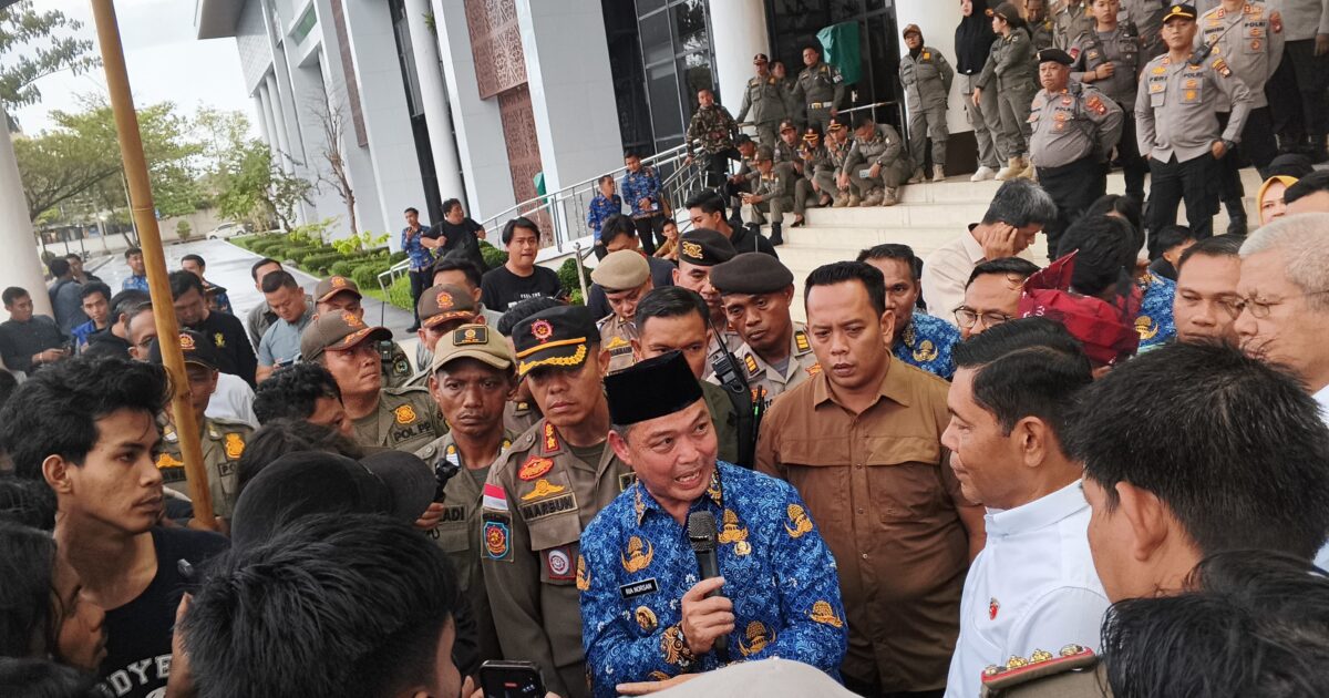 Gubernur Kalbar Temui Massa Demo Solmadapar, Suasana Tegang