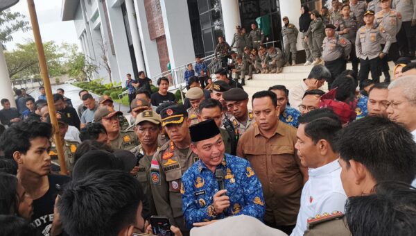 Gubernur Kalbar Temui Massa Demo Solmadapar, Suasana Tegang