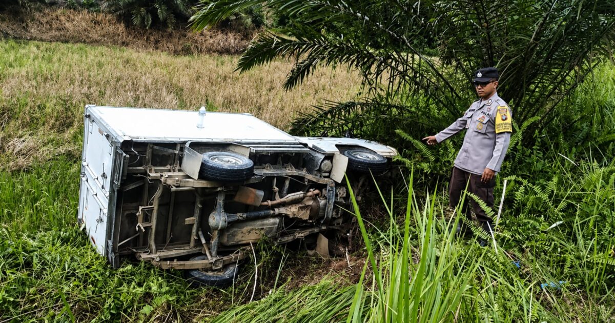 Mobil Box Muatan Es Krim Terperosok di Sekadau Hulu, Sopir Pingsan
