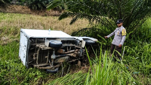 Mobil Box Muatan Es Krim Terperosok di Sekadau Hulu, Sopir Pingsan