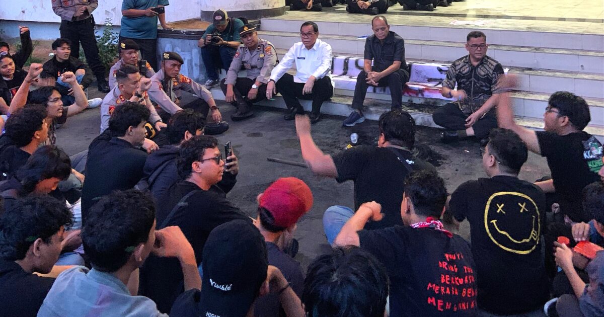 BEM Untan Geruduk DPRD Kalbar, Tuntut Reformasi Hukum.