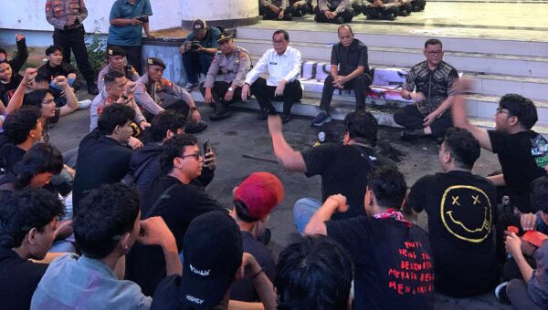 BEM Untan Geruduk DPRD Kalbar, Tuntut Reformasi Hukum.