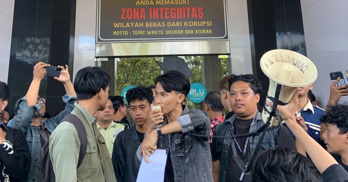 Demo BEM Polnep Ricuh, Mahasiswa Desak Direktur Mundur