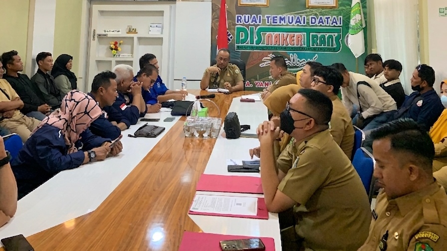 Buruh KSBSI Geruduk Disnakertrans Kalbar, Tuntut Hak Pekerja