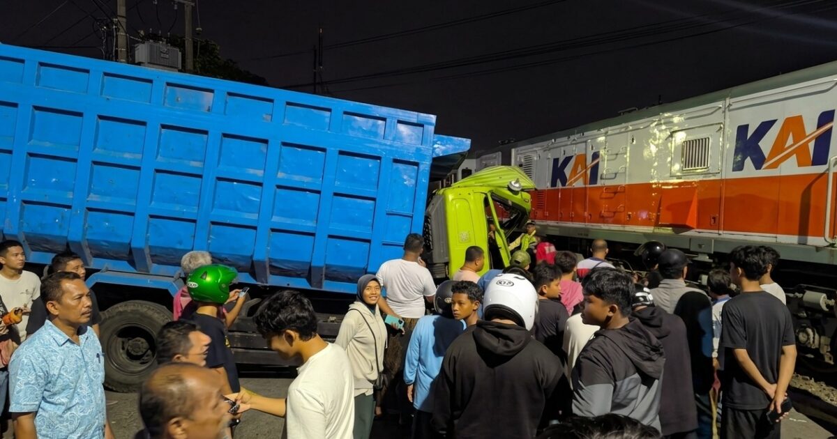 Nekat Terobos Palang, Truk Ringsek Ditabrak Kereta di Blitar