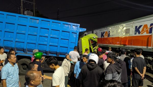 Nekat Terobos Palang, Truk Ringsek Ditabrak Kereta di Blitar