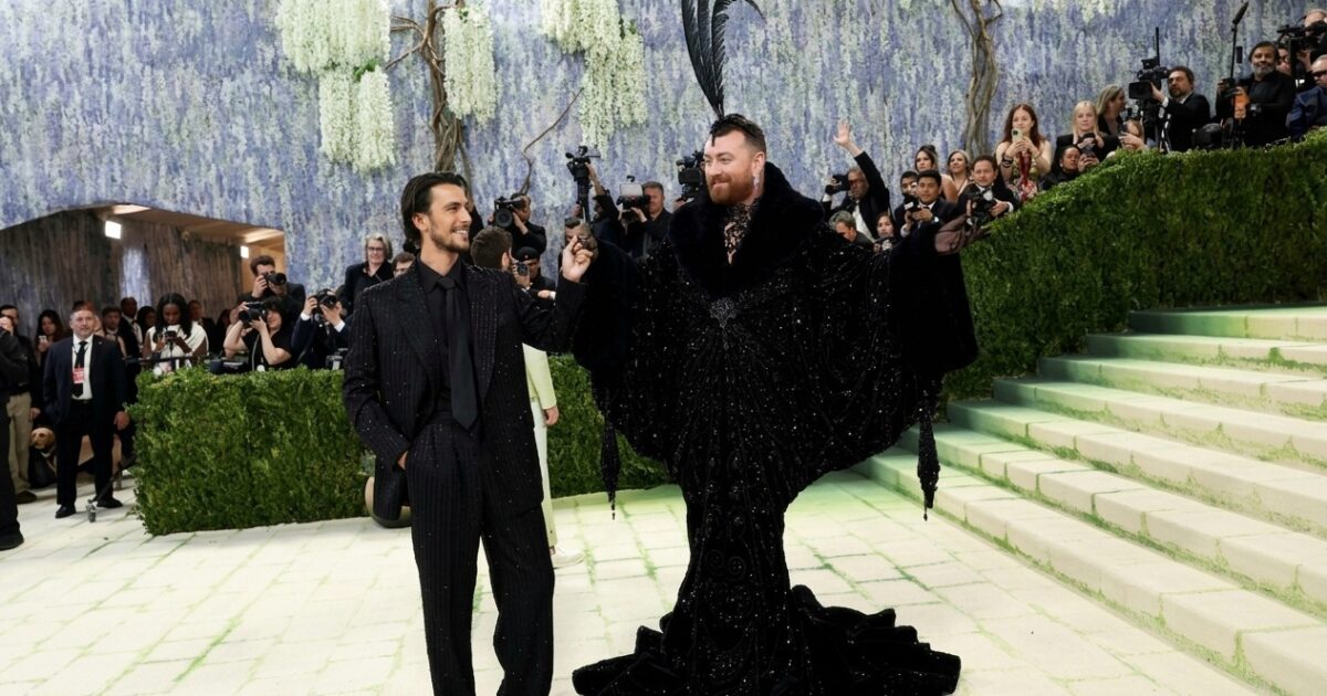 Pasangan Sam Smith & Christian Cowan Curi Perhatian Di Met Gala 2026 Lewat Busana Rancangan Sang Desainer