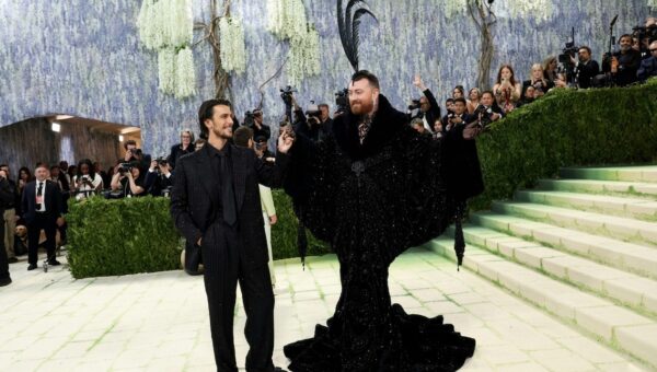 Pasangan Sam Smith & Christian Cowan Curi Perhatian Di Met Gala 2026 Lewat Busana Rancangan Sang Desainer