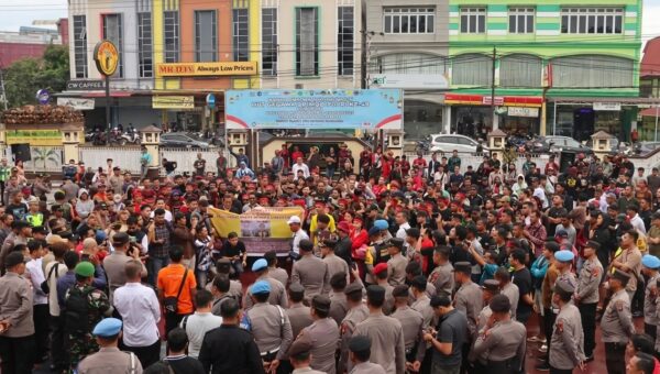 Ratusan Warga Aksi Damai di Polres Sanggau, Situasi Kondusif