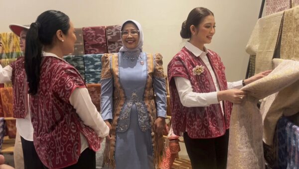Selvi Rakabuming Kunjungi UMKM dan Dekranasda Kalbar