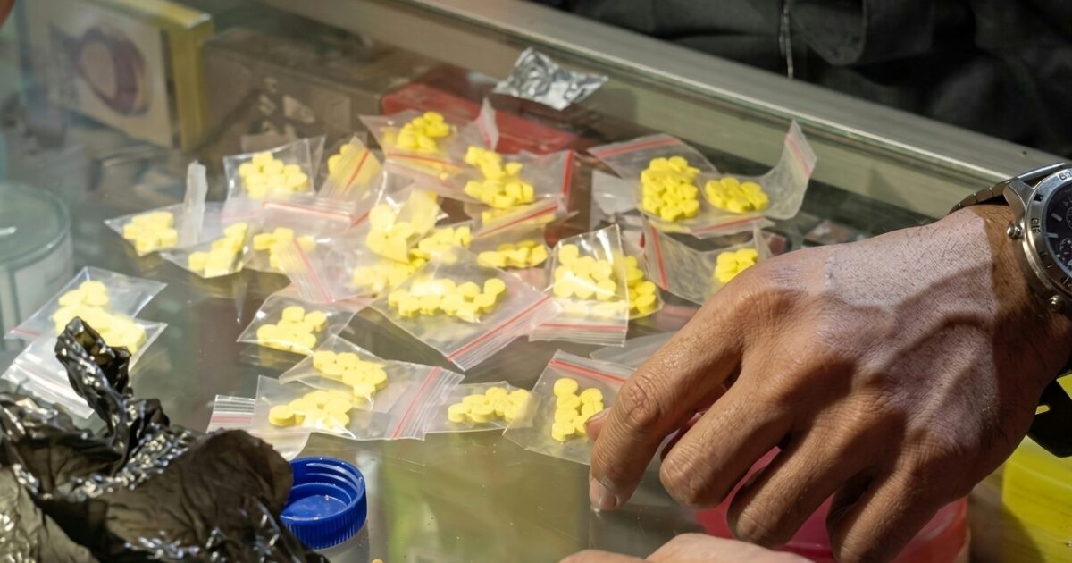 Polisi Sita 2.500 Obat Keras di Kios Kosmetik Pasar Rebo