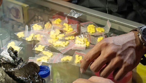 Polisi Sita 2.500 Obat Keras di Kios Kosmetik Pasar Rebo