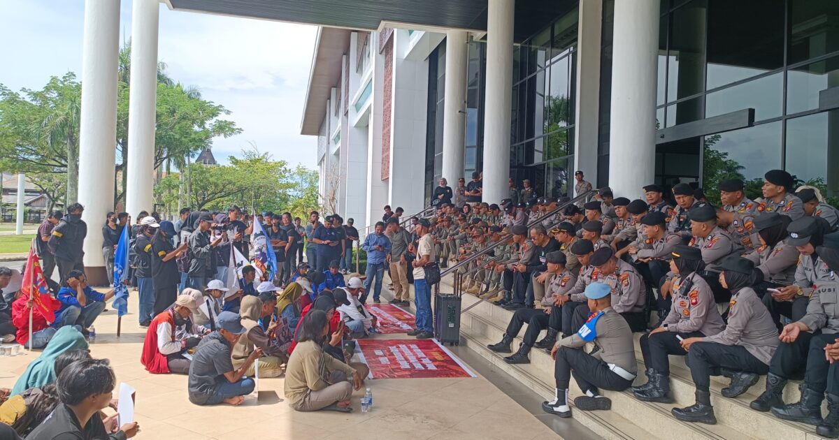 May Day: Ratusan Massa SPARKA Geruduk Kantor Gubernur Kalbar