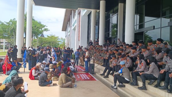 May Day: Ratusan Massa SPARKA Geruduk Kantor Gubernur Kalbar