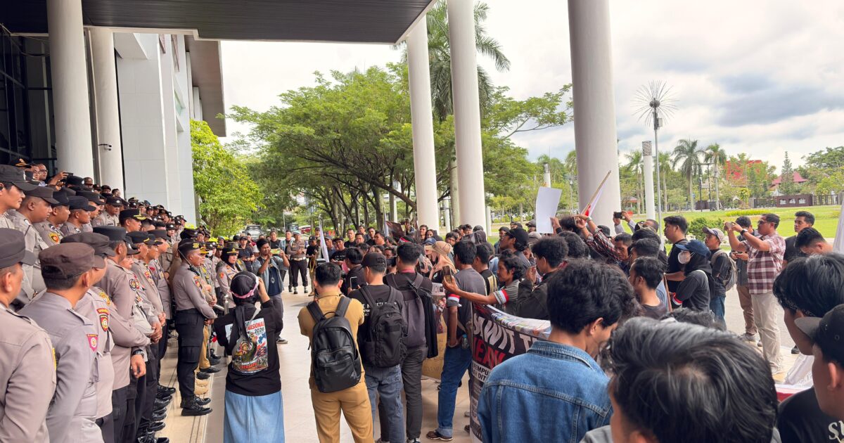 Massa Demo Pemprov Kalbar Kecewa Gubernur Absen