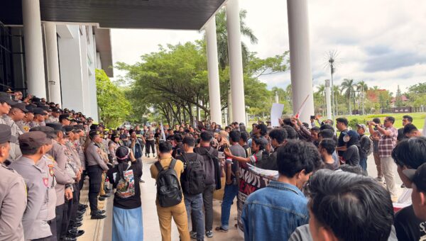 Massa Demo Pemprov Kalbar Kecewa Gubernur Absen