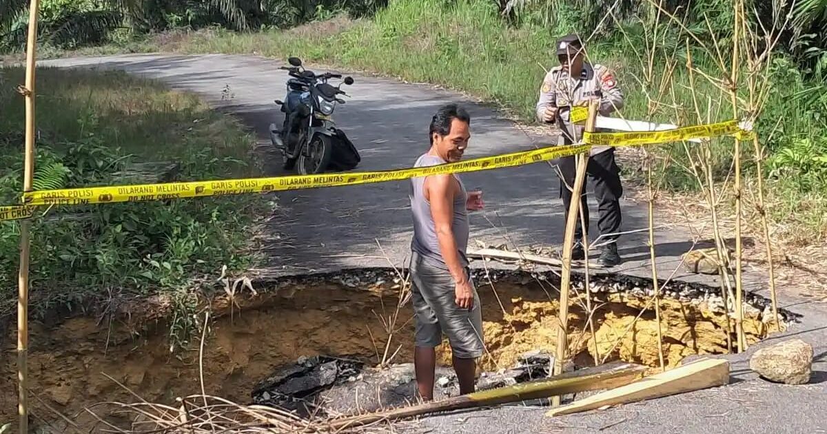 Polisi Cek Jalan Longsor di Angan Tembawang Landak
