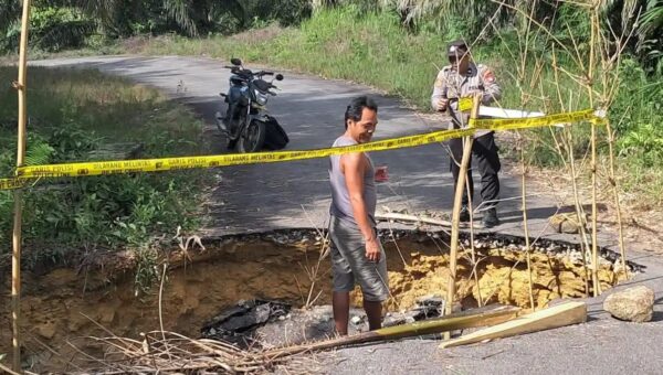 Polisi Cek Jalan Longsor di Angan Tembawang Landak