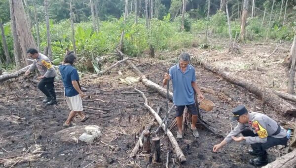 Kapolsek Sebangki dan Warga Tanam Jagung Bersama