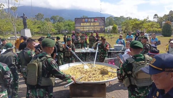 Bobon Santoso Bagi 2.500 Porsi Opor di Perbatasan Sambas
