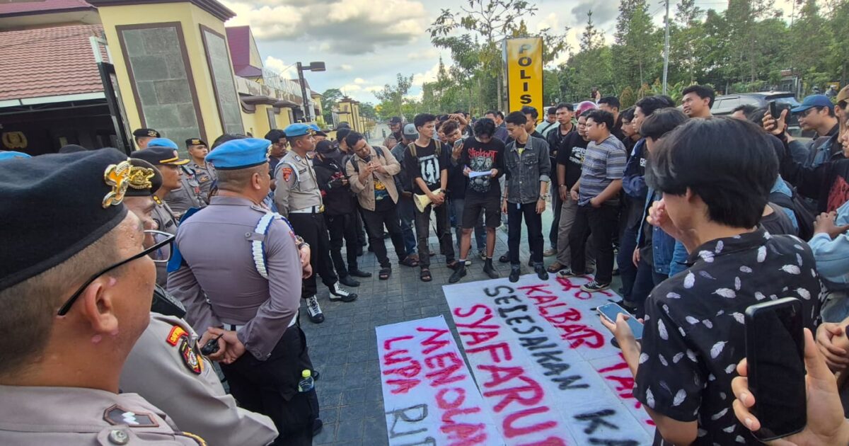 Demo BEM Polnep di Polda Kalbar Usut Tragedi 2000