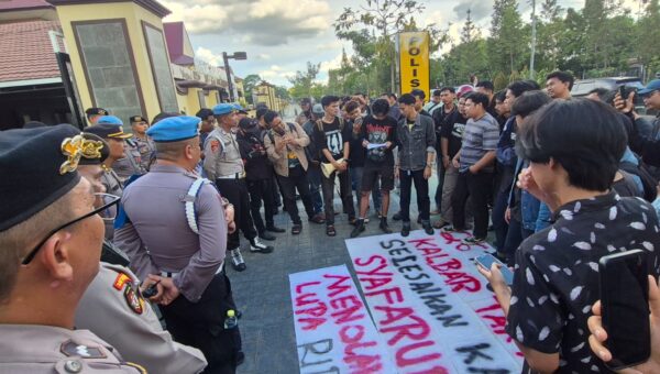 Demo BEM Polnep di Polda Kalbar Usut Tragedi 2000