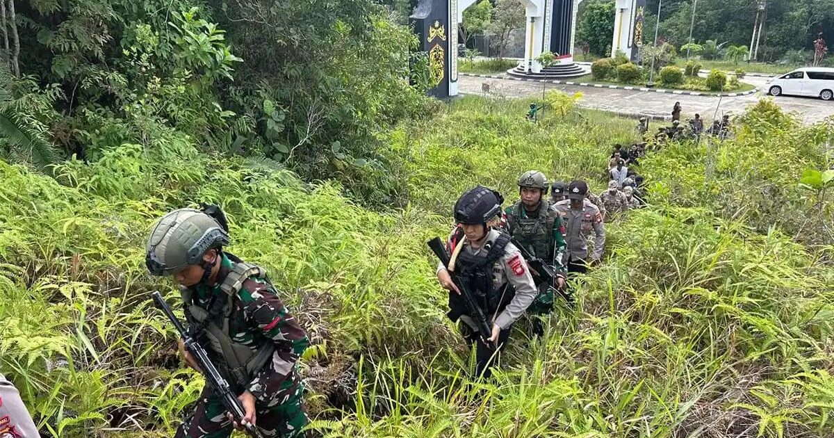 Brimob Kalbar Patroli Perbatasan RI-Malaysia