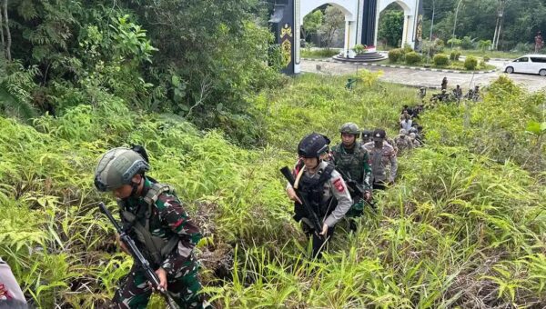 Brimob Kalbar Patroli Perbatasan RI-Malaysia