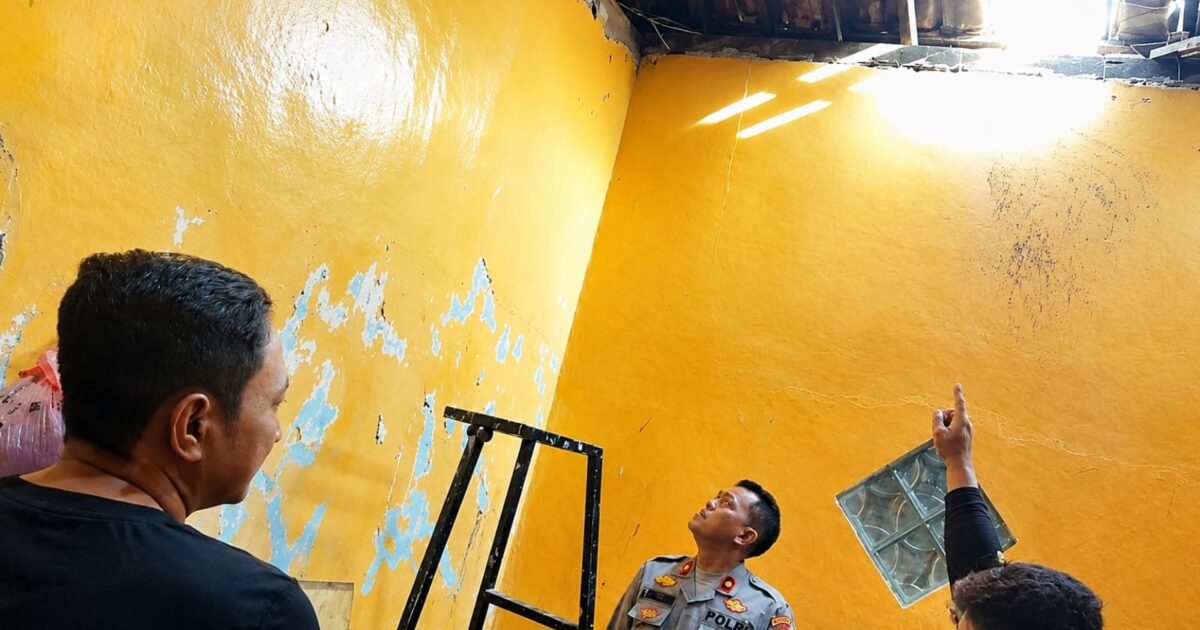Jebol Genteng Rumah Warga, Pencuri di Karawang Diamuk Massa