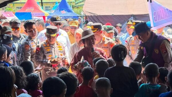 Kapolri Tinjau Pengungsian Gempa NTT, Pastikan Bantuan Optimal