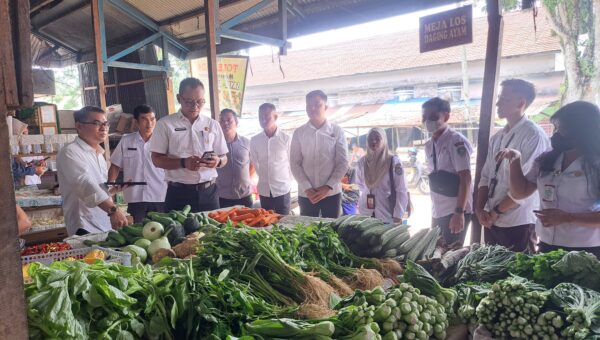 Sidak Pasar Ngabang: Cabai Rawit Tembus Rp100 Ribu.