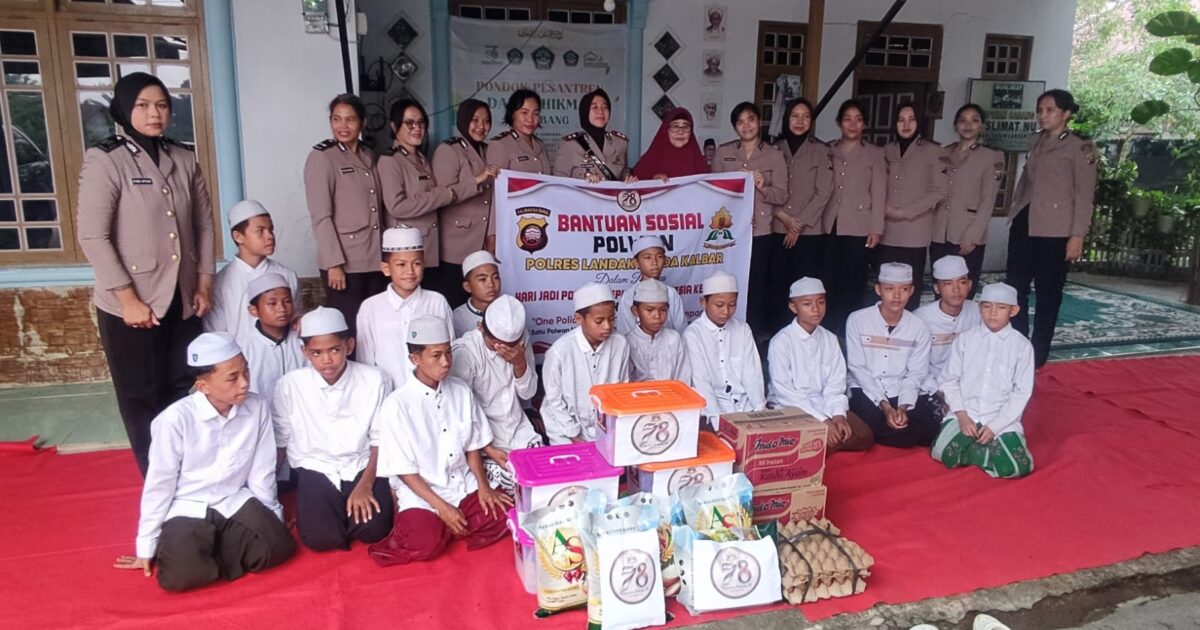 Silaturahmi Kapolres Landak dan Polwan Polres Landak di Ponpes Darul Hikmah, Salurkan Bantuan Sosial Peringati HUT Polwan ke-78