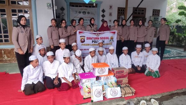 Silaturahmi Kapolres Landak dan Polwan Polres Landak di Ponpes Darul Hikmah, Salurkan Bantuan Sosial Peringati HUT Polwan ke-78