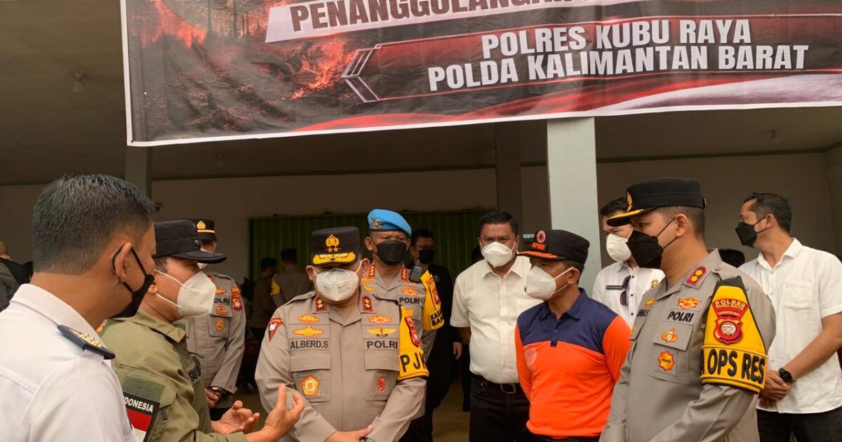 Kapolda Kalbar Tinjau Langsung Penanggulangan Karhutla dan Salurkan 8.000 Liter Air Bersih di Kubu Raya.