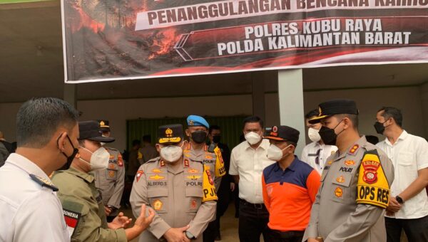 Kapolda Kalbar Tinjau Langsung Penanggulangan Karhutla dan Salurkan 8.000 Liter Air Bersih di Kubu Raya.