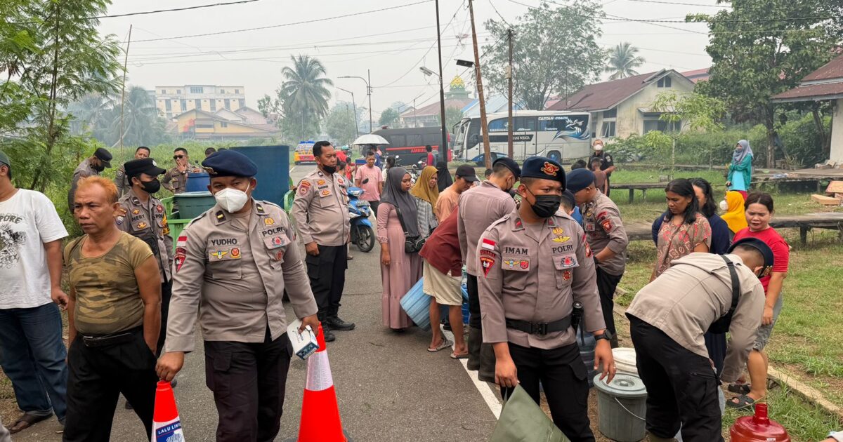 Brimob Salurkan 1.500 Liter Air Bersih di Pontianak