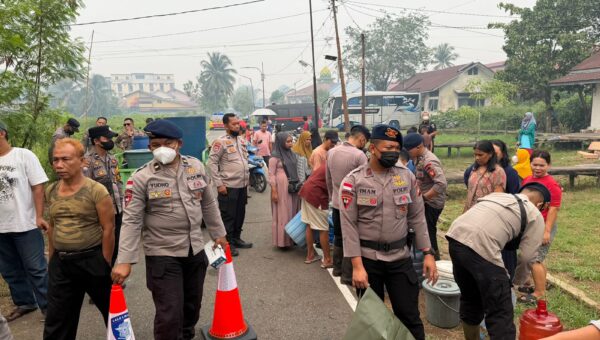 Brimob Salurkan 1.500 Liter Air Bersih di Pontianak