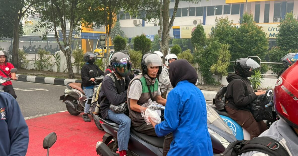 Aksi Nyata Kepedulian Kesehatan, BEM Politeknik Aisyiyah Pontianak Gandeng Polresta Pontianak Bagikan Masker Gratis di Simpang 4 A. Yani