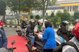 Aksi Nyata Kepedulian Kesehatan, BEM Politeknik Aisyiyah Pontianak Gandeng Polresta Pontianak Bagikan Masker Gratis di Simpang 4 A. Yani