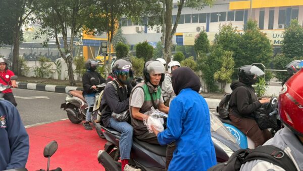 Aksi Nyata Kepedulian Kesehatan, BEM Politeknik Aisyiyah Pontianak Gandeng Polresta Pontianak Bagikan Masker Gratis di Simpang 4 A. Yani