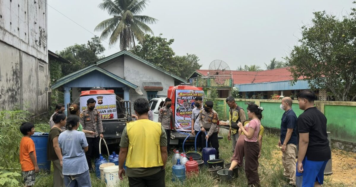 Polres Landak Salurkan 2.500 Liter Air Bersih