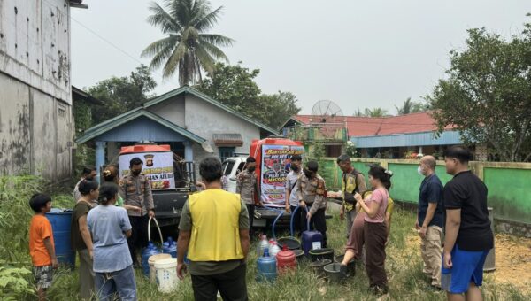 Polres Landak Salurkan 2.500 Liter Air Bersih
